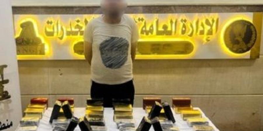 مصرع عنصر إجرامي وضبط آخرين بحوزتهم مخدرات وأسلحة نارية في السويس ودمياط - الكويت الاخباري