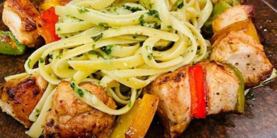 أحلى من المطاعم .. طريقة عمل شيش بصوص البيستو - الكويت الاخباري