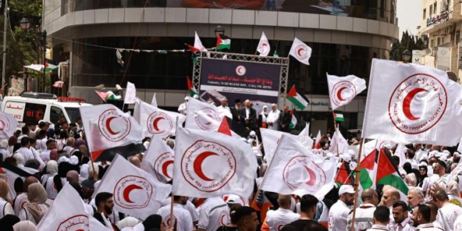 بالصور.. طواقم الهلال الأحمر تطالب بالحماية وسط غياب العدالة في غزة - الكويت الاخباري