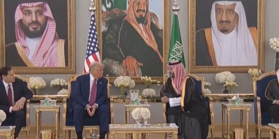 ولي العهد والرئيس الأمريكي بصالة تشريفات المطار.. أحاديث ودية مع القهوة السعودية - الكويت الاخباري