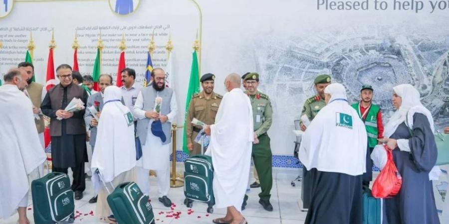 وصول أولى رحلات المستفيدين من مبادرة طريق مكة من باكستان إلى مطار الملك عبدالعزيز الدولي بجدة - الكويت الاخباري