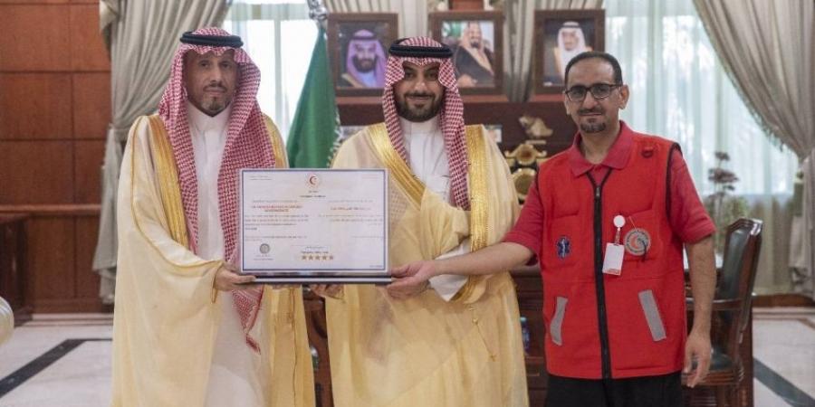هيئة الهلال الأحمر بالقصيم تمنح شهادة الإمتثال الإسعافي بمقر محافظة عنيزة ضمن مشروع معاذ - الكويت الاخباري