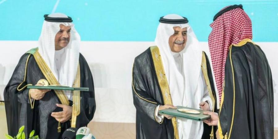 أمير تبوك يرعى حفل تخريج الدفعة الـ 19 من طلاب وطالبات جامعة تبوك - الكويت الاخباري