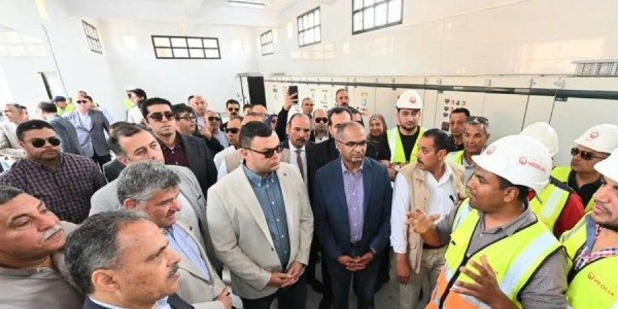 وزير الإسكان ومحافظ الشرقية يبدآن جولة تفقدية بعدد من مشروعات المياه والصرف الصحي - الكويت الاخباري