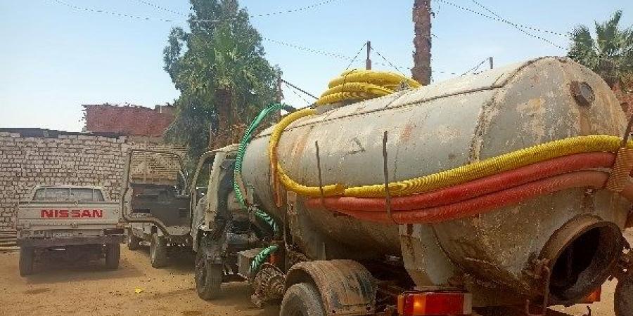 ضبط سيارة كسح مخالفة تلقي بحمولتها في الترع بالعياط - الكويت الاخباري