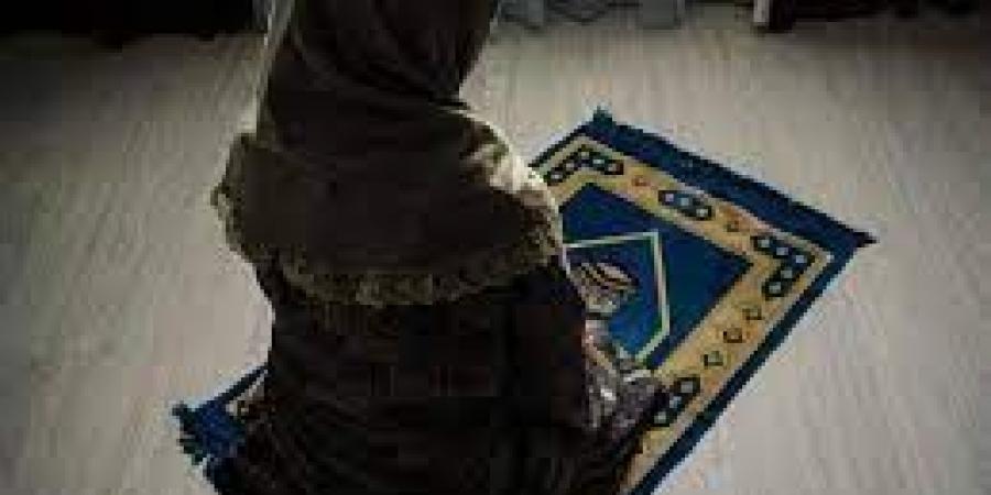 هل يجوز إمامة المرأة لأبنائها الصغار في الصلاة؟.. أمين الإفتاء يجيب - الكويت الاخباري