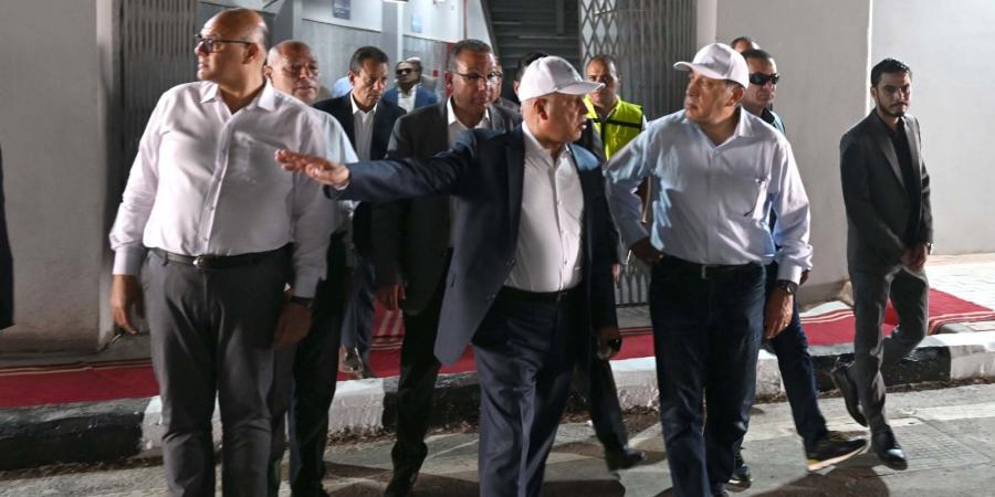 مدبولي يستمع لشرح حول منظومة العمل الخاصة بالأتوبيس الترددي - الكويت الاخباري