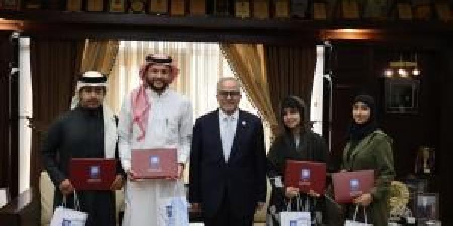 رئيس عمان الأهلية يكرم مجموعة من الطلبة السعوديين المتميزين - الكويت الاخباري