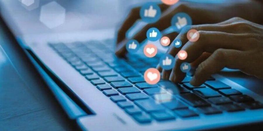 ضبط 3 أشخاص لإدارتهم صفحات تنشر فيديوهات ووقائع قديمة - الكويت الاخباري