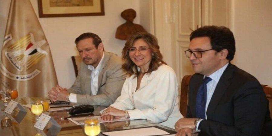 وزير الثقافة يجتمع بلجنة اختيار الرئيس الجديد لأكاديمية الفنون - الكويت الاخباري