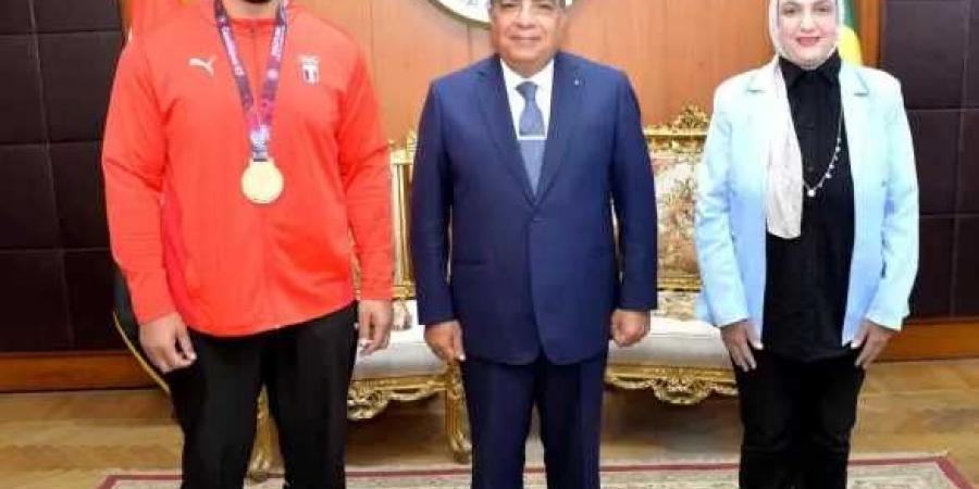محافظ الدقهلية يكرم البطل العالمي عبد اللطيف منيع بعد حصوله على الميدالية الذهبية في بطولة أفريقيا للمصارعة الرومانية بالمغرب - الكويت الاخباري