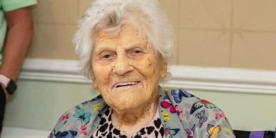 «أفعل ما يحلو لي».. معمرة بريطانية تُقدم وصفتها لحياة طويلة - الكويت الاخباري