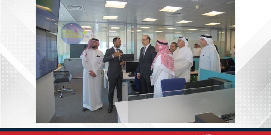 وزير الشؤون القانونية وزير العمل بالوكالة يزور شركة "زين البحرين" ويلتقي الكوادر الوطنية - الكويت الاخباري