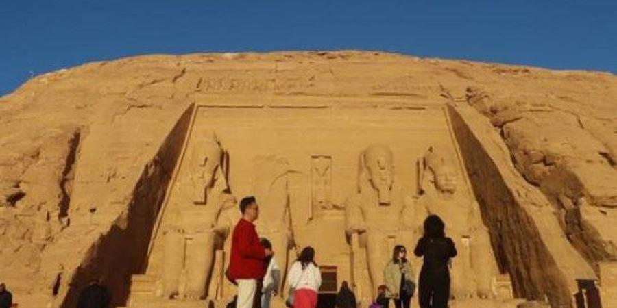 تدفق الحركة السياحية على معبد رمسيس الثانى بمدينة أبو سمبل - الكويت الاخباري