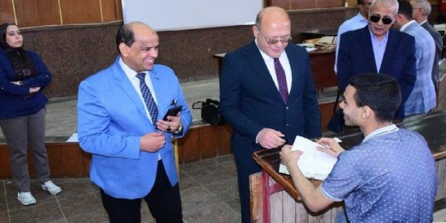 رئيس جامعة سوهاج يُتابع سير الامتحانات بكليات الحاسبات والهندسة والحقوق - الكويت الاخباري
