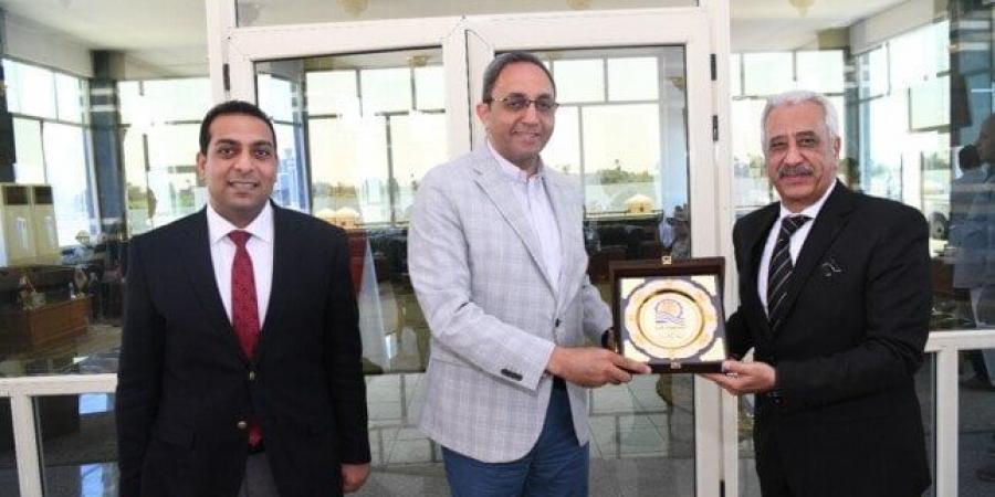محافظ قنا يُكرم السكرتير العام تقديراً لمسيرته المهنية - الكويت الاخباري