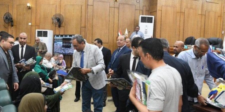 محافظ قنا يُسلم جوازات السفر لحجاج بيت الله الحرام من الجمعيات الأهلية - الكويت الاخباري