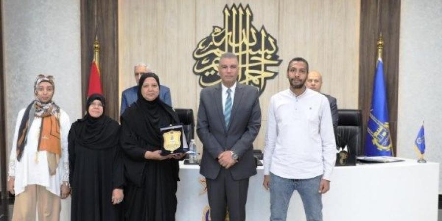 محافظ أسوان يكرم منى نجار الأم المثالية الثانية على مستوى الجمهورية - الكويت الاخباري
