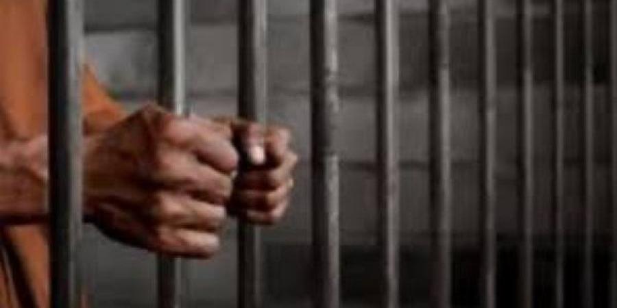 10 طعنات.. طالب يعتدي على والدته بآلة حادة في الغربية - الكويت الاخباري