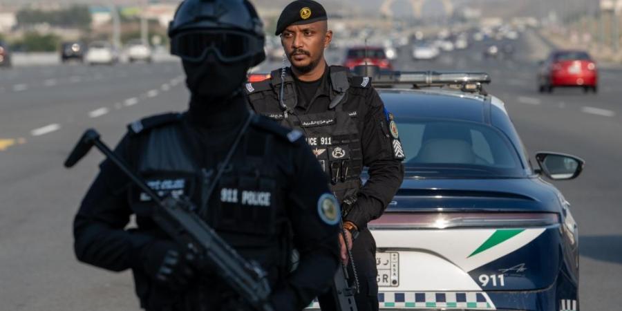 سجن وغرامات.. معاقبة 12 شخصًا لنقلهم 33 مخالفًا لأنظمة الحج - الكويت الاخباري