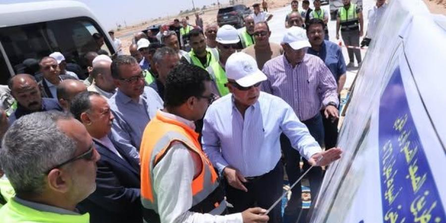 الوزير يتفقد مواقع العمل بتطوير وازدواج المسافة من ديروط لأسيوط - الكويت الاخباري