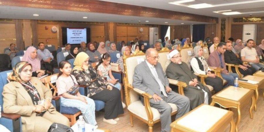 محافظ أسيوط يسلم 320 حاجًا من الجمعيات الأهلية تأشيرات السفر وملابس الإحرام - الكويت الاخباري