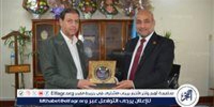 عميد كلية التربية بنين بازهر أسيوط يكرم عددا من القيادات والعاملين بفرع الجامعة بالمحافظة - الكويت الاخباري