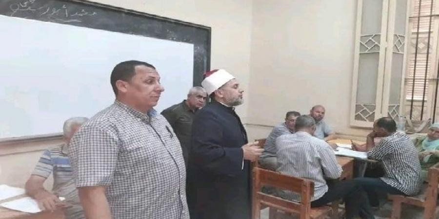رئيس المنطقة الأزهرية بالشرقية يتفقد أعمال التصحيح بكنترول الشهادتين الإعدادية والابتدائية - الكويت الاخباري