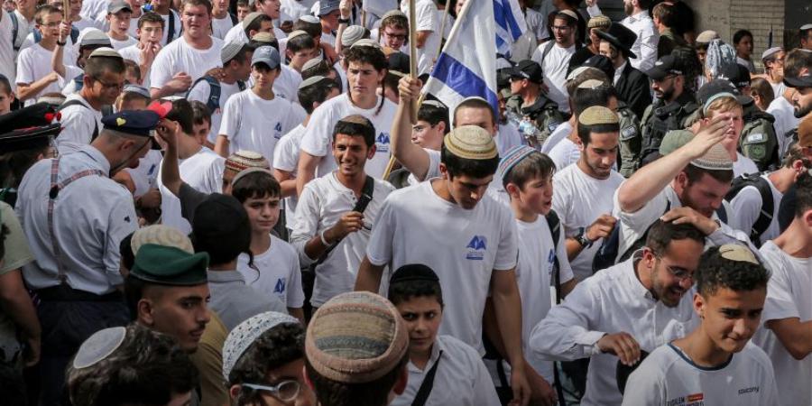 خطوة استفزازية.. مستوطنون يدنّسون البلدة القديمة بالقدس ضمن ما يُعرف بـمسيرة الأعلام.. صور - الكويت الاخباري