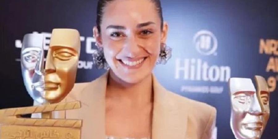 أمينة خليل  تحتفل بحصولها على جائزة أفضل ممثلة بدراما رمضان - الكويت الاخباري