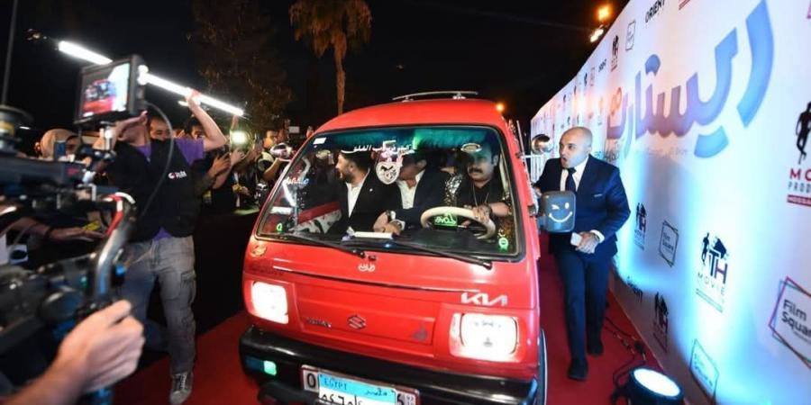 أبطال فيلم "ريستارت" يدخلون على السجادة الحمراء بـ " عربية ربع نقل" - الكويت الاخباري