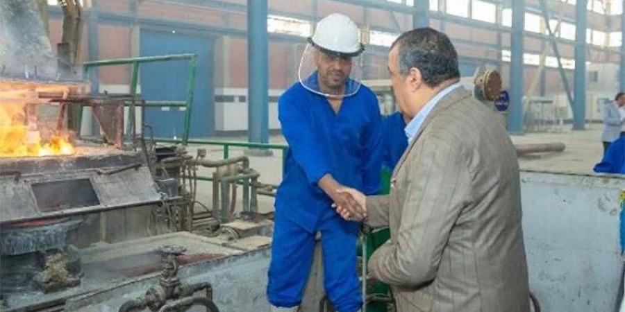 وزير الإنتاج الحربي يتفقد خطوط الإنتاج ومراحل التصنيع بشركة حلوان للصناعات غير الحديدية - الكويت الاخباري
