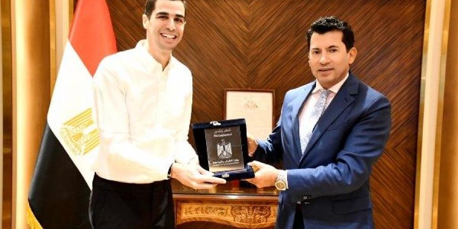 بعد قراره الاعتزال.. وزير الرياضة يستقبل بطل مصر في الإسكواش علي فرج - الكويت الاخباري