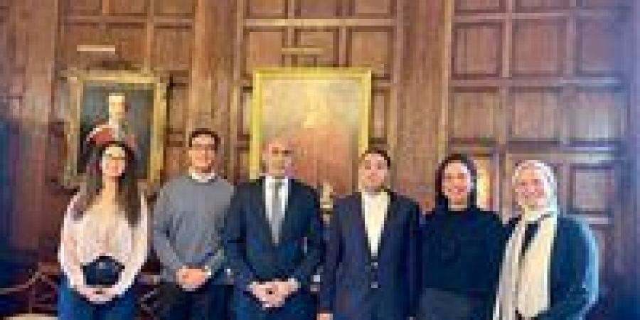 عبد اللطيف يلتقي طلاب جامعة كامبريدج ويشيد بنماذج مشرفة للخارج - الكويت الاخباري