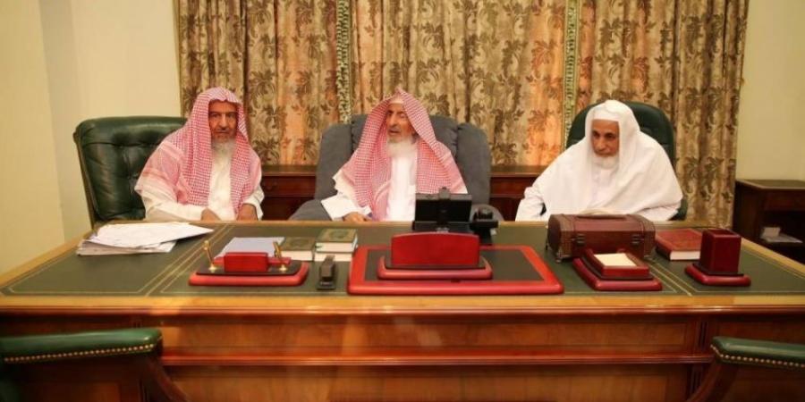 مفتي المملكة يستقبل المستفتين ويوجّه بتكليف عدد من أصحاب الفضيلة للرد على استفسارات الحجاج - الكويت الاخباري