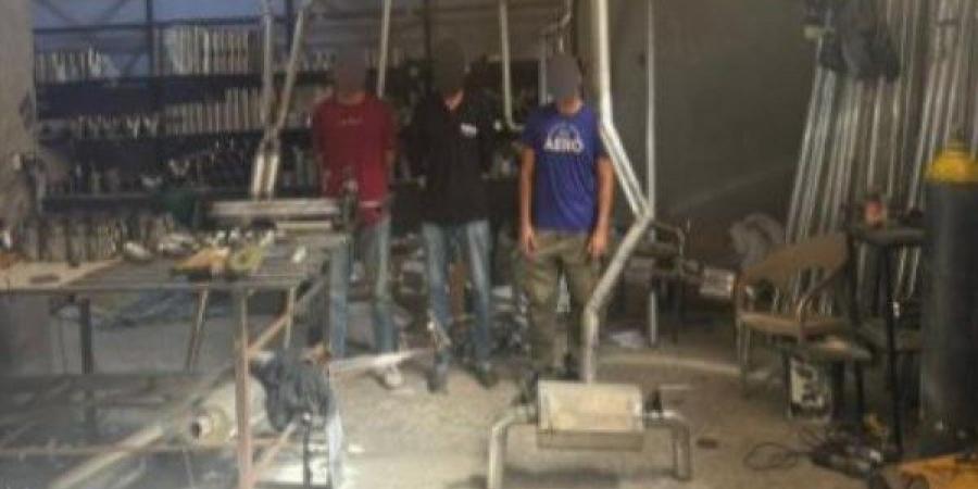 ضبط القائمين على مصنع لتعديل شكمانات السيارات بالقاهرة - الكويت الاخباري