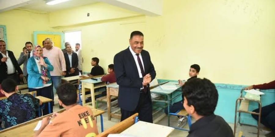 محافظ مطروح يتفقد انطلاق ماراثون امتحانات الشهادة الإعدادية بالمحافظة - الكويت الاخباري