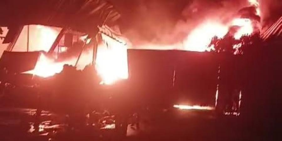 الدفع بـ 15 سيارة إطفاء للسيطرة على حريق في مصنع سلك بالقناطر .. صور - الكويت الاخباري