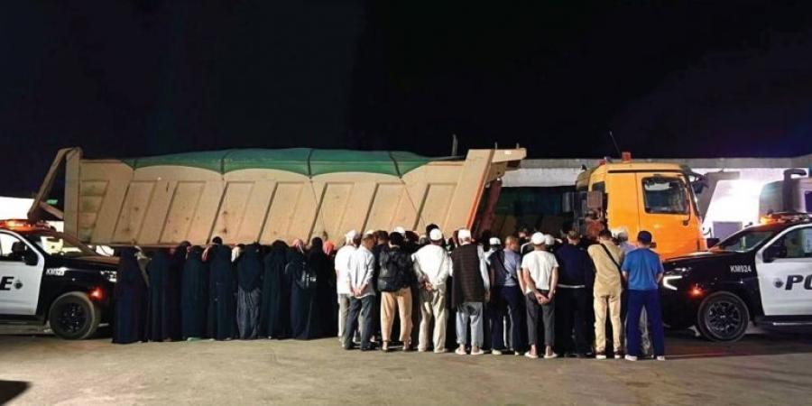 ضبط 3 مواطنين لنقلهم 108 وافدين مخالفين لأنظمة وتعليمات الحج - الكويت الاخباري