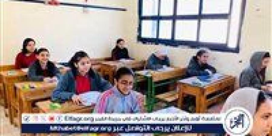 طلاب  الشهادة الإعدادية بالمنيا  يؤدون امتحان مادتى  الدراسات الاجتماعيه والتربية الفنية - الكويت الاخباري