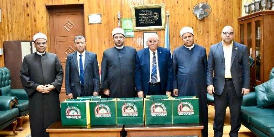أمين الأعلى للشئون الإسلامية يُهدي كلية الشريعة والقانون مجموعة من الإصدارات المترجمة - الكويت الاخباري