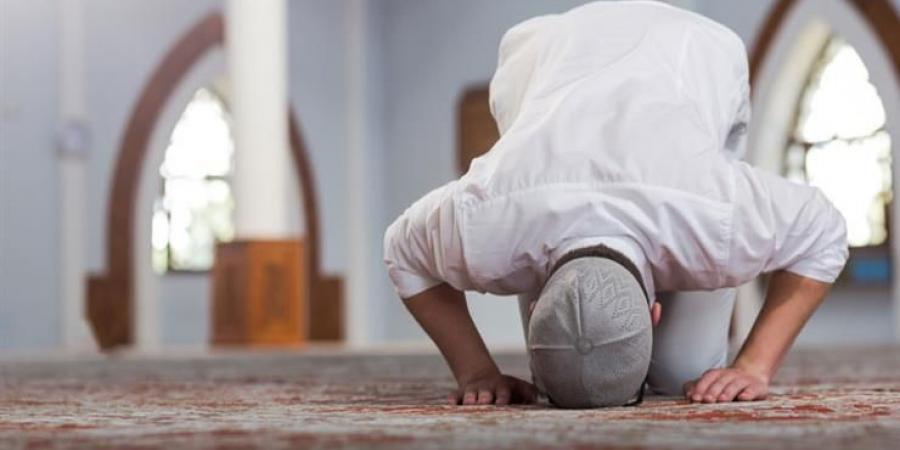 هل قراءة سورة بعد الفاتحة في الركعة الرابعة يوجب إعادة الصلاة؟ #دين وحياة #دار الإفتاء - الكويت الاخباري