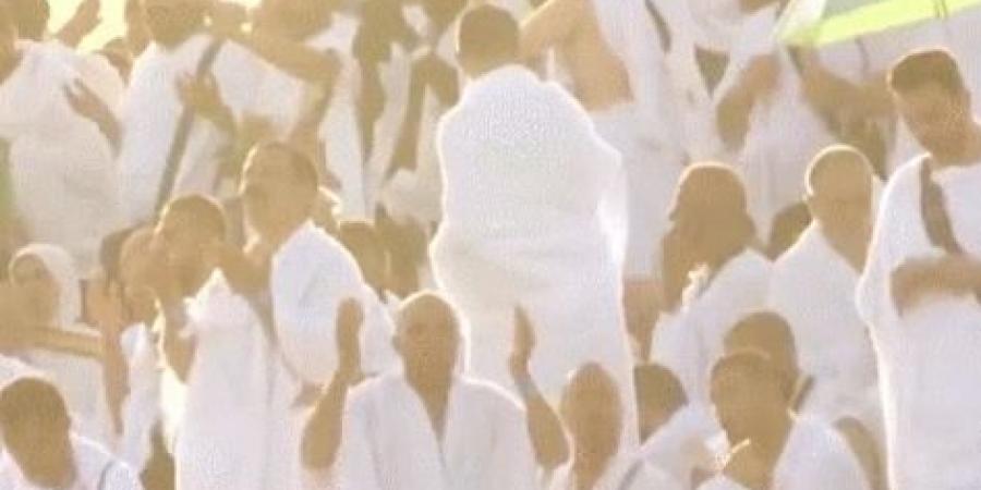 لبيك اللهم لبيك .. شاهد حجاج بيت الله الحرام يبتهلون بالدعاء على "عرفة" - الكويت الاخباري