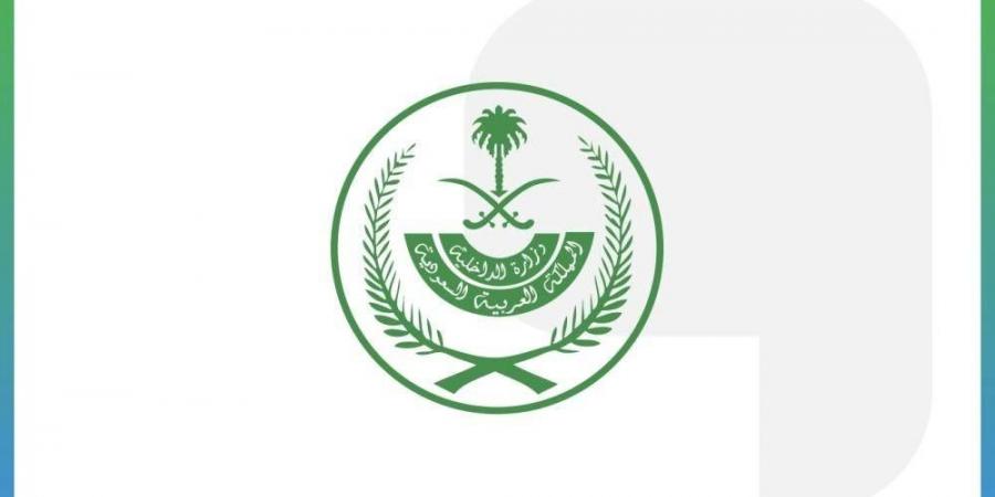 الداخلية تصدر قرارات إدارية بحق 7 وافدين و 32 مواطنا لنقلهم 146 مخالفًا لا يحملون تصاريح لأداء الحج - الكويت الاخباري