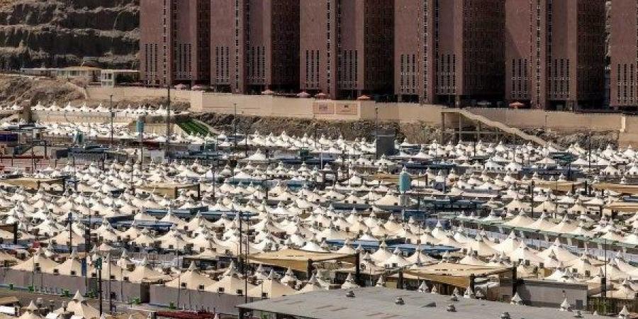 تصعيد الحجاج إلى عرفات لأداء ركن الحج الأعظم وسط تحذيرات من التعرض للشمس - الكويت الاخباري
