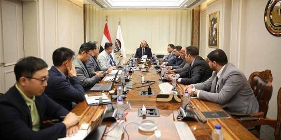 وزير قطاع الأعمال يبحث فرص التعاون في مجال الغزل والنسيج - الكويت الاخباري