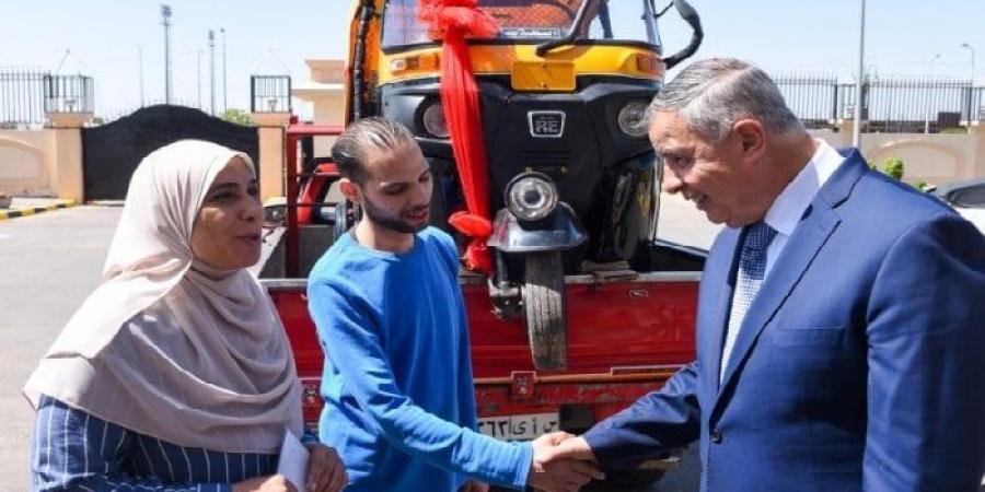 محافظ الإسكندرية يُسلّم «توك توك» جديد لسيدة تعويضًا عن مركبتها التي غرقت بسبب العاصفة - الكويت الاخباري