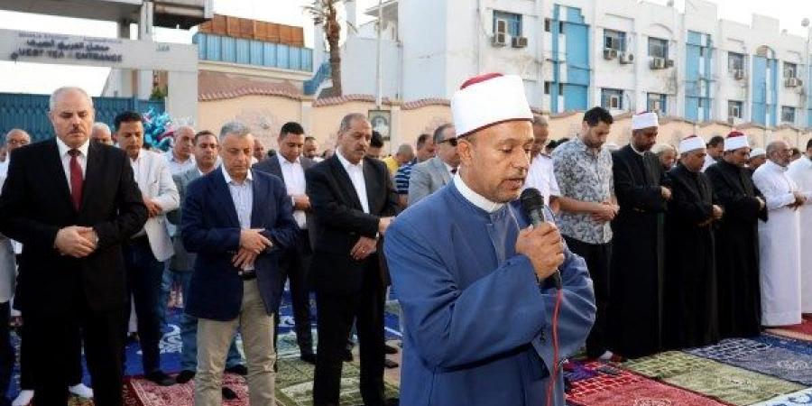 محافظ الإسماعيلية يؤدي صلاة عيد الأضحى بساحة الملاعب المفتوحة - الكويت الاخباري