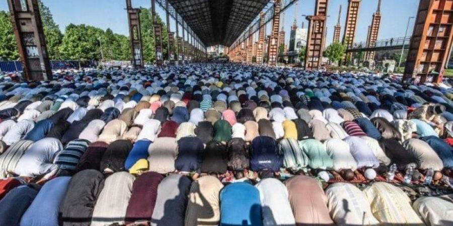 مئات الآلاف من المسلمين يؤدون صلاة عيد الأضحى في إيطاليا - الكويت الاخباري
