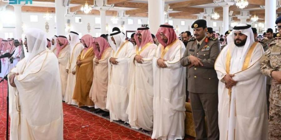 نائب أمير منطقة عسير يؤدي صلاة عيد الأضحى - الكويت الاخباري